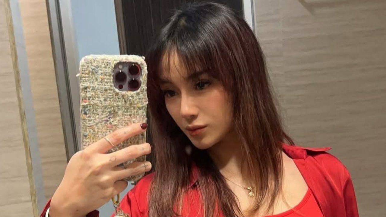 4 Potret Cantik Dara the Virgin Mirror Selfie, Ekspresinya Tak Pernah Gagal Bikin Kepincut