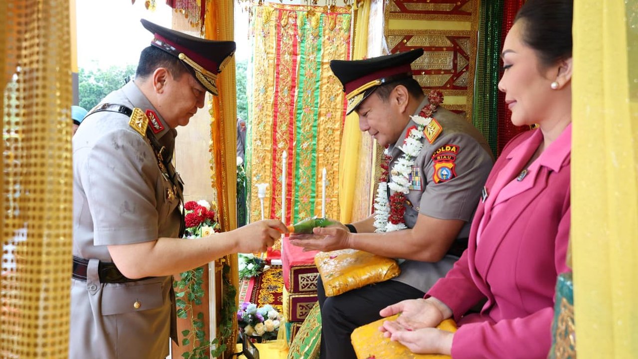 Begini Proses Penyambutan Kapolda Riau Baru, Diwarnai Tradisi Tepuk Tepung Tawar