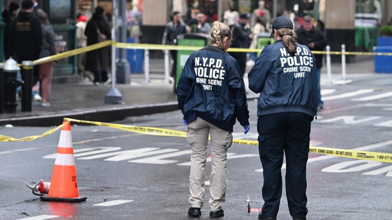 pria dibakar di times square