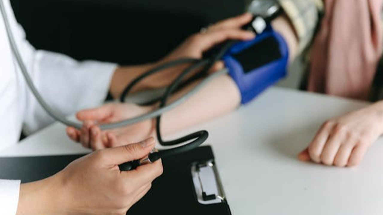 Ilustrasi Dokter  yang Sedang Melayani Pasien