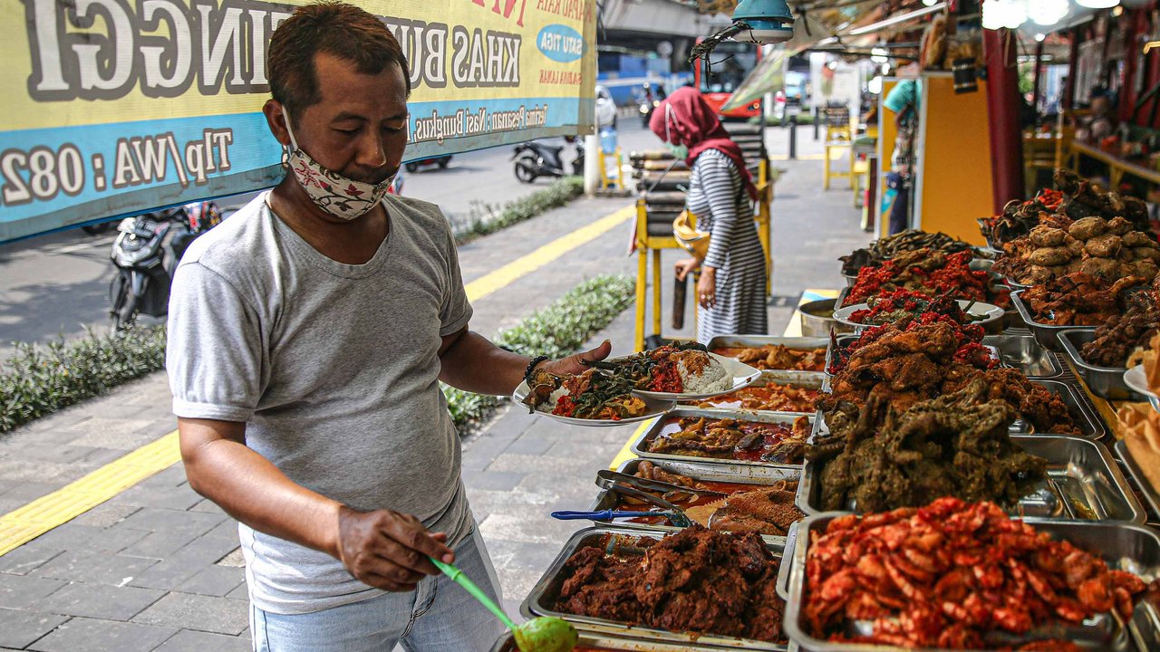 Lauk-pauk disajikan di warung nasi kapau di kawasan Senen, Jakarta Pusat, Senin (19/10/2020). Pelonggaran pembatasan sosial berskala besar (PSBB) kembali ke fase transisi disambut baik oleh para pelaku usaha kuliner karena pengunjung dapat kembali bersantap di tempat. (Liputan6.com/Faizal Fanani)