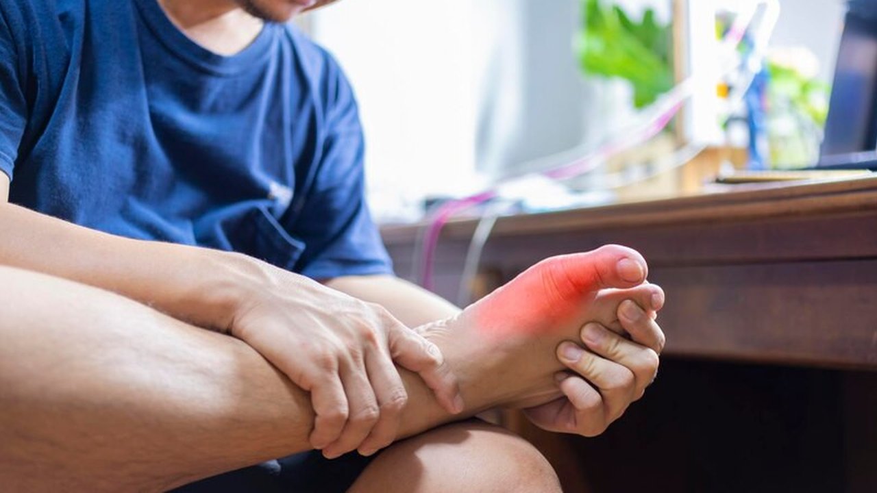 Waspadai gejala-gejala asam urat yang kapan saja bisa menyerang kamu tanpa bisa disadari. Untuk itu baca dan pahamilah 4 gejala ini agar terhindar dari serangan asam urat secara tiba-tiba. (Sumber: Freepik/feepikcontributorthailand).