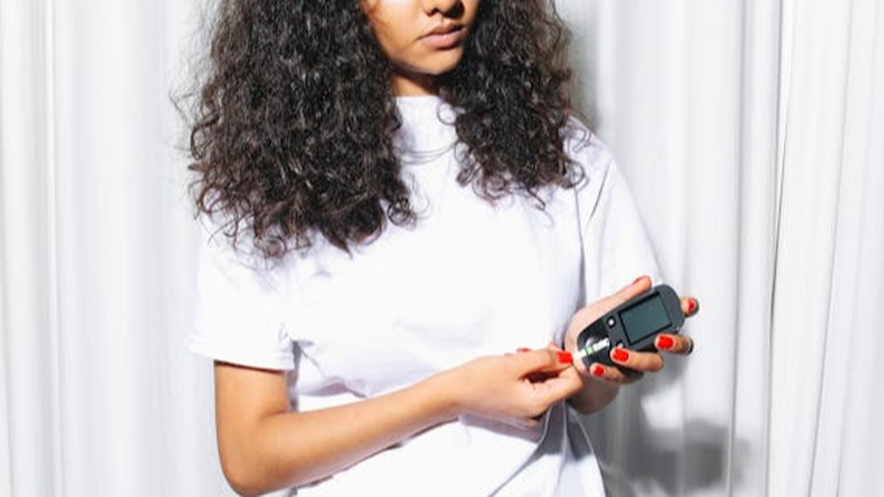 Ilustrasi Wanita yang sedang Mengecek Gula Darah