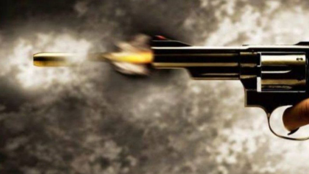 Tiga polisi gugur dalam penggerebekan judi sabung ayam di Way Kanan, Lampung; Polda Lampung lakukan autopsi untuk mengungkap penyebab kematian.
