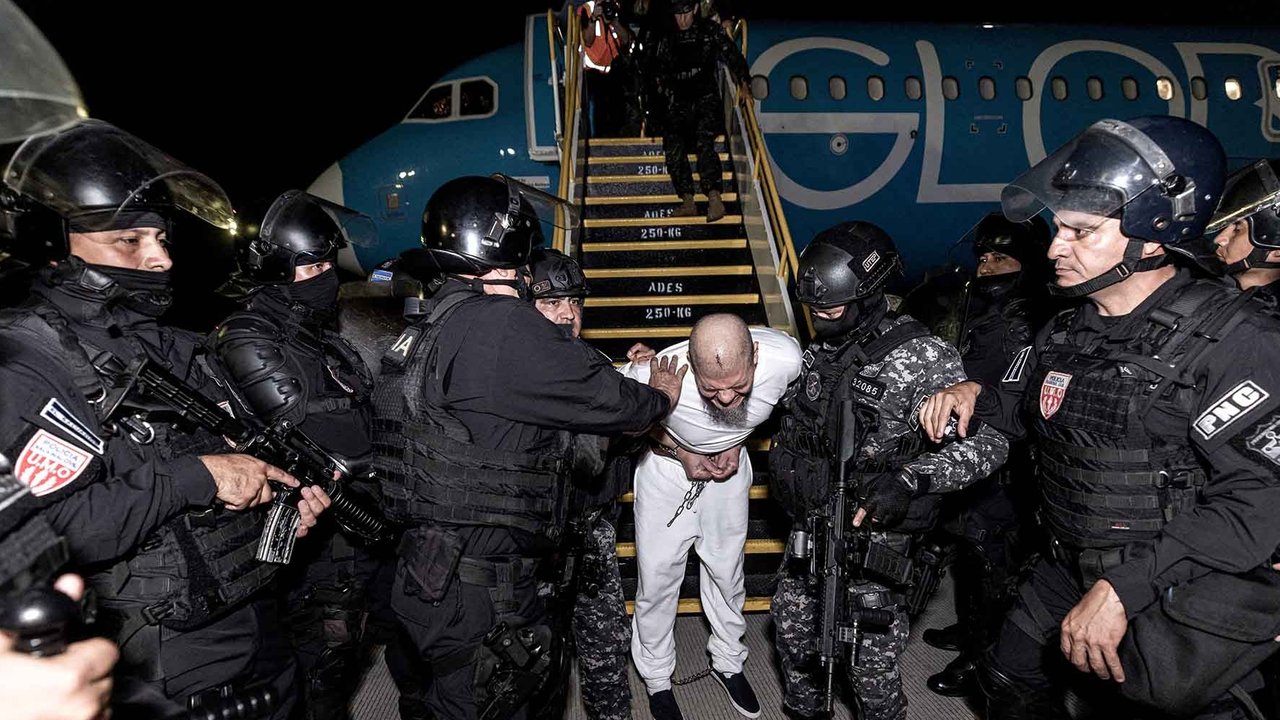 Kedatangan terduga anggota geng Venezuela Tren de Aragua yang dideportasi oleh pemerintah AS untuk dipenjara di penjara Pusat Penahanan Terorisme (CECOT) di Bandara Internasional El Salvador di San Luis Talpa, El Salvador, (16/03/2025)