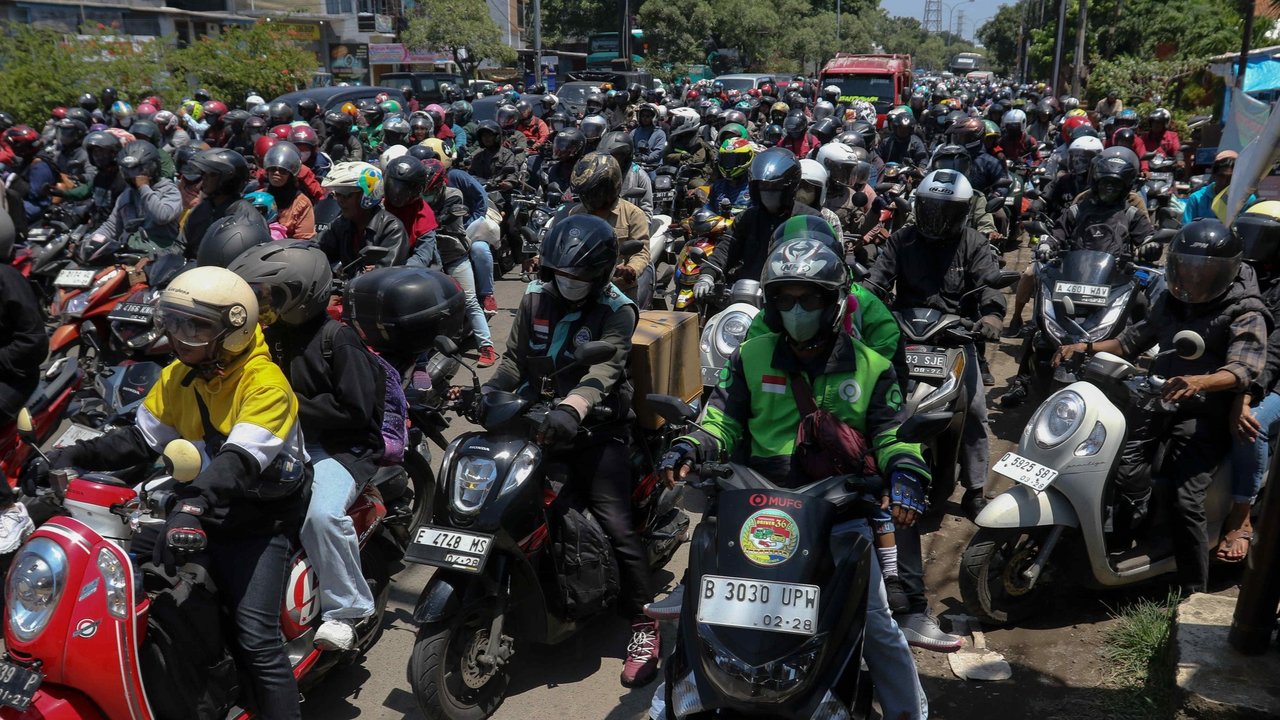 Sejumlah pemudik bersepeda motor melintas di Jalan Raya Brigadir Jend Darsono, Cirebon, Jawa Barat, Minggu (7/4/2024). Pada H-3 lebaran 2024, arus lalu lintas di jalur Pantura terpantau ramai lancar.