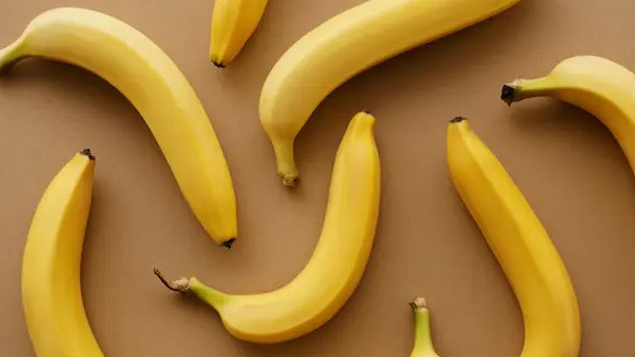 Ilustrasi pisang yang bagus untuk jadi bahan masker wajah alami bagi remaja. Credits: pexels.com by Vanessa Loring