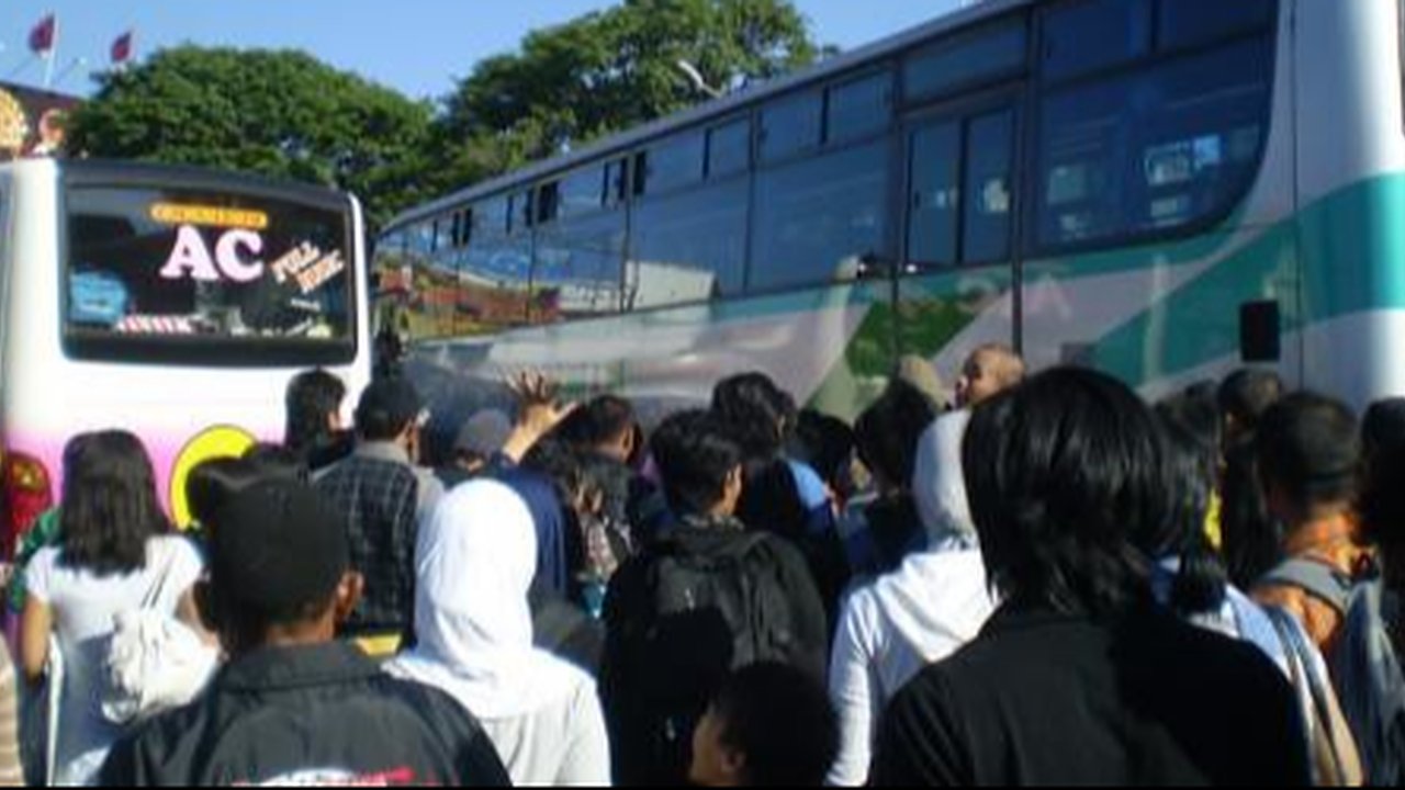 PT Kereta Cepat Indonesia China (KCIC) menawarkan diskon tiket Kereta Cepat Whoosh hingga 20 persen untuk perjalanan rombongan minimal 10 orang selama periode mudik Lebaran 2025, guna mendukung kelancaran angkutan Lebaran.
