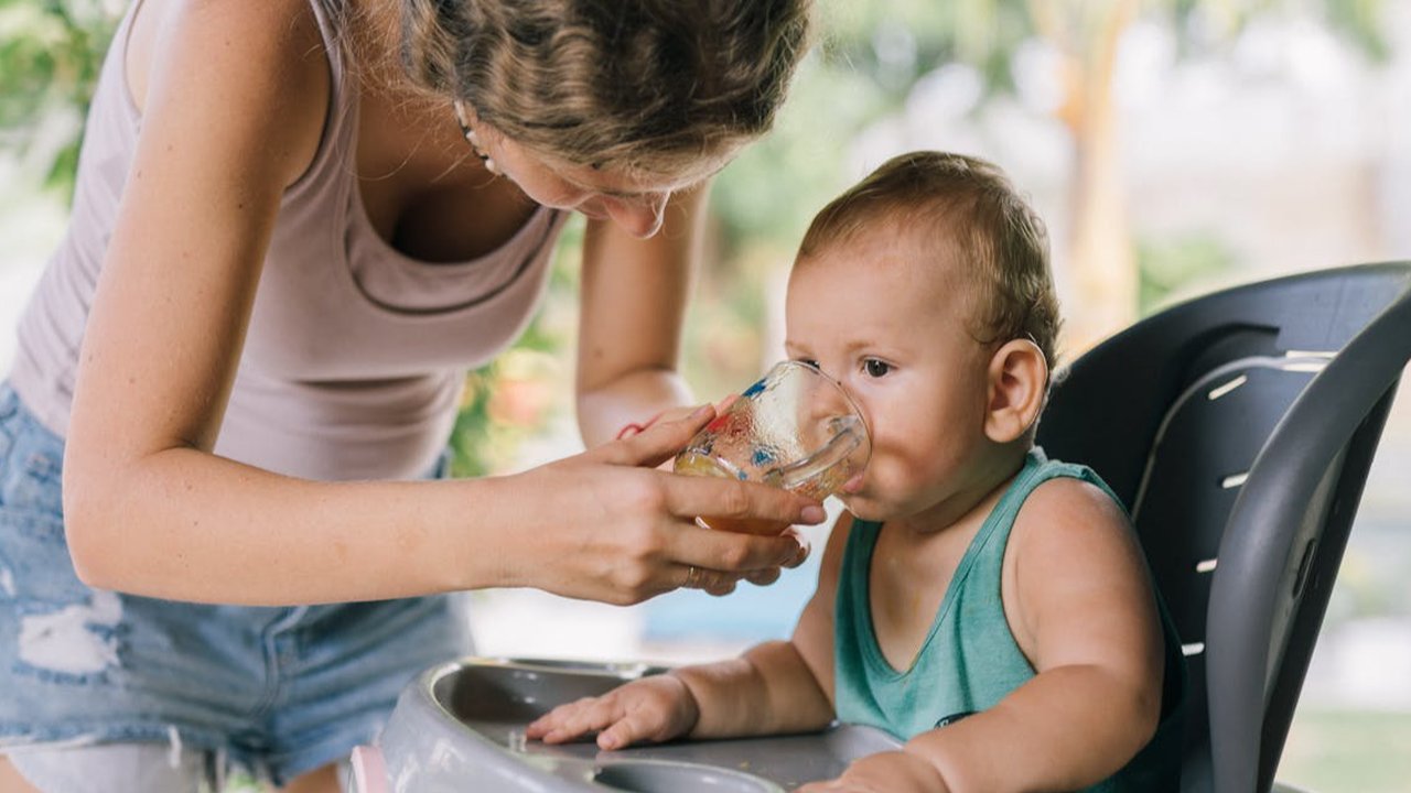 Ilustrasi Bayi Minum Air