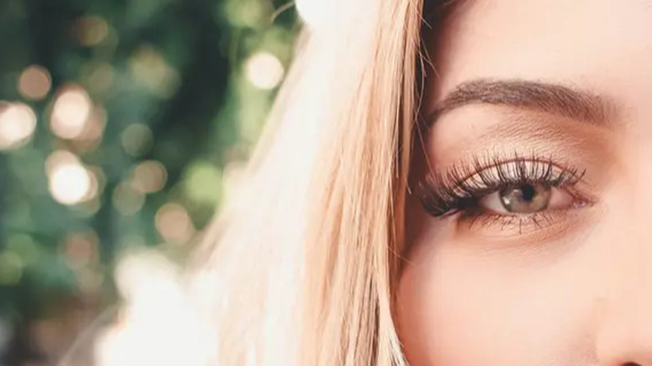 Lash lift menjadi alternatif melentikan bulu mata secara alami. Simak selengkapnya. (Foto: Unsplash.com/Aleksandra Rupar).