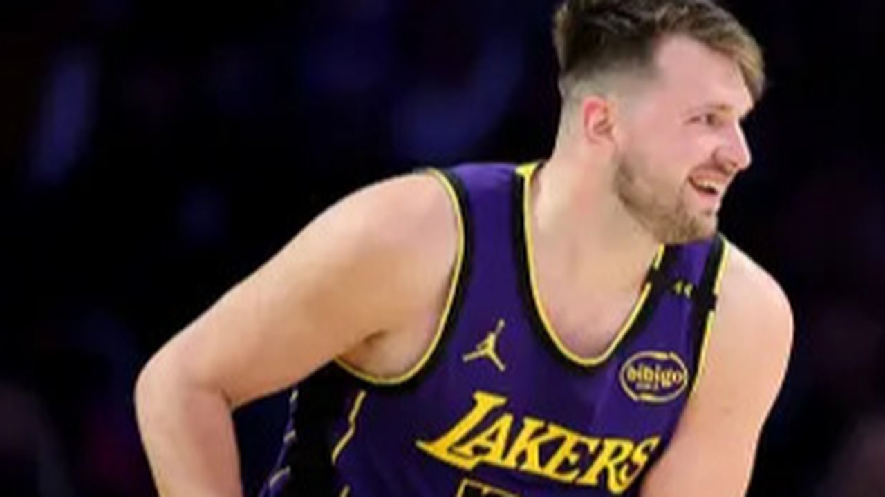 Luka Doncic memimpin Lakers mengalahkan mantan klubnya Mavericks (AFP)