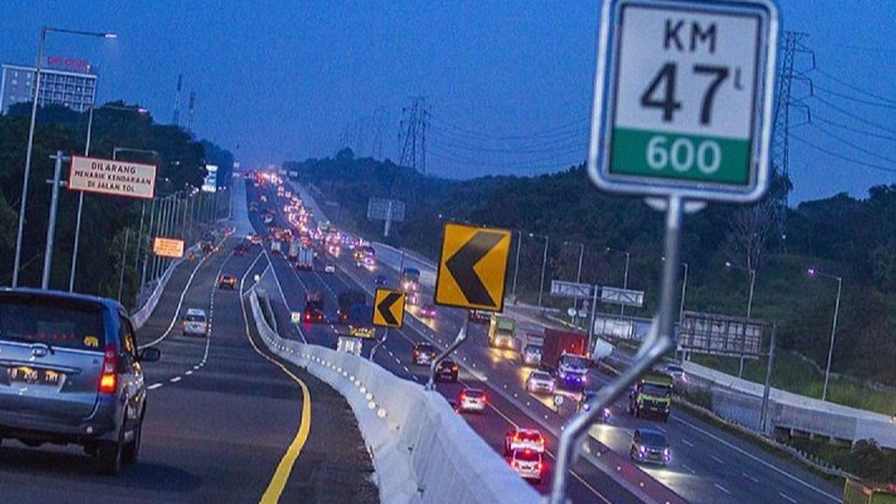 Ekonom Indef, Eko Listiyanto, menjelaskan diskon tarif tol selama Lebaran 2025 bertujuan untuk mengurangi kepadatan lalu lintas di jalan tol selama periode mudik dan balik, meskipun jalan tol tetap akan ramai.