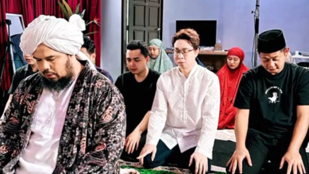 Momen Penuh Haru, Ini Deretan Artis Mualaf Selama Ramadan 2025 yang Dibimbing Ustaz Derry Sulaiman