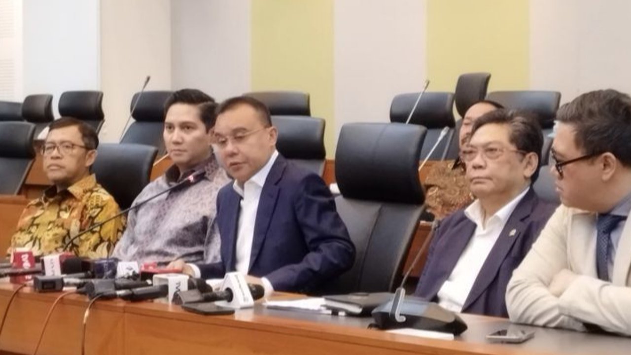Ketua Harian DPP Partai Gerindra, Sufmi Dasco Ahmad, membantah isu reshuffle kabinet yang melibatkan Menteri Keuangan Sri Mulyani, menegaskan pemerintah belum merencanakan perombakan kabinet dalam waktu dekat.