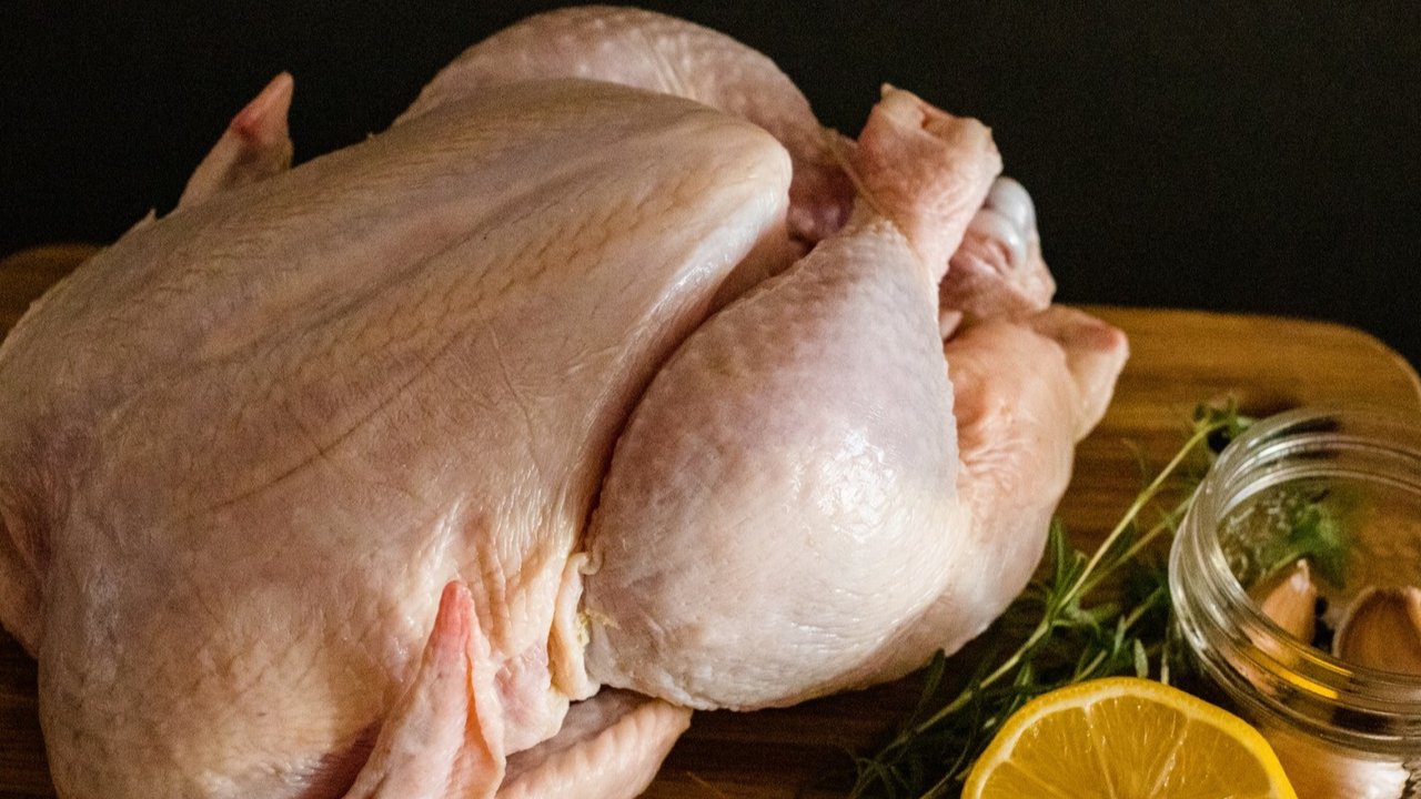 Ilustrasi daging ayam segar. (Photo by JK Sloan on Unsplash)