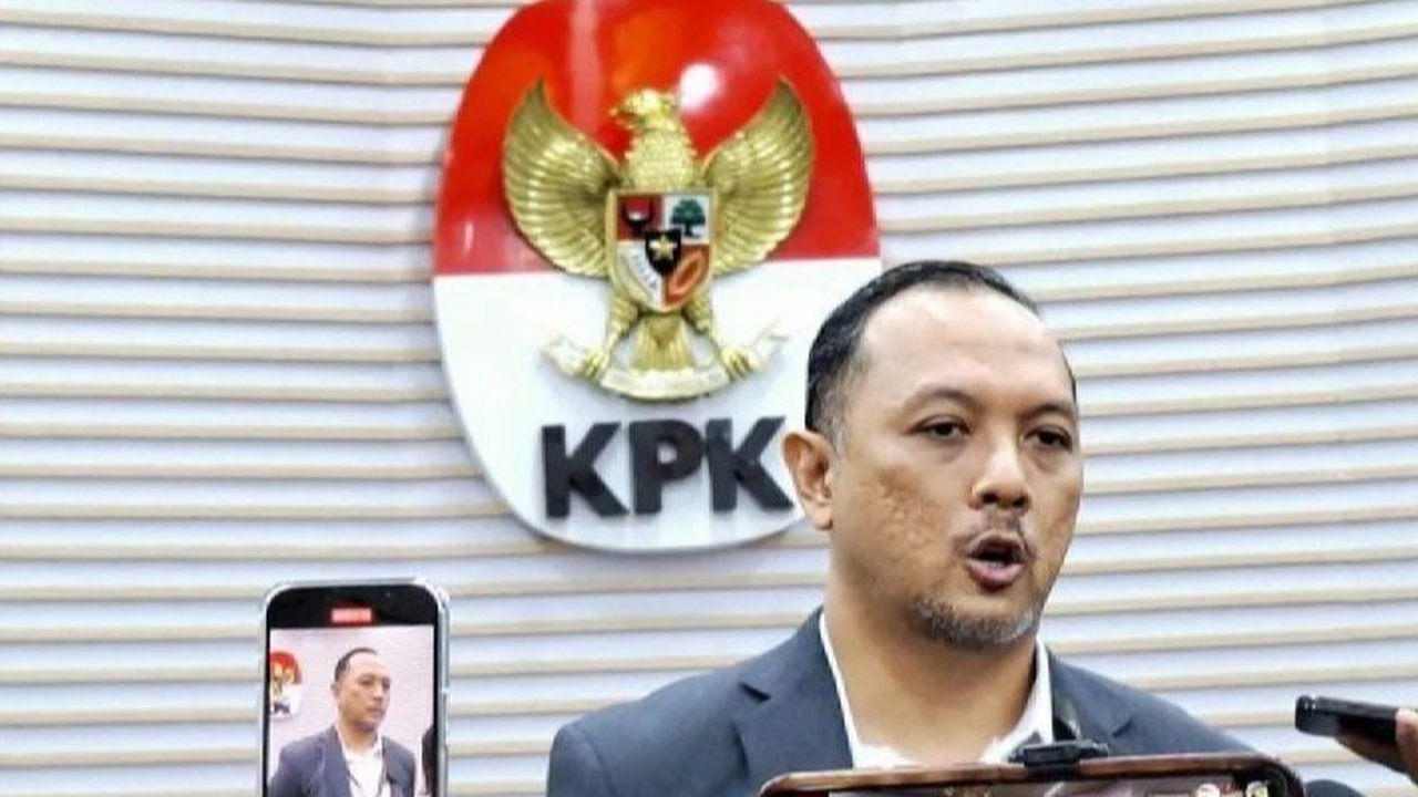 KPK memeriksa pramugari Selvi Purnama Sari sebagai saksi kasus dugaan korupsi dana operasional Pemprov Papua, yang juga terkait dengan mantan Gubernur Lukas Enembe.