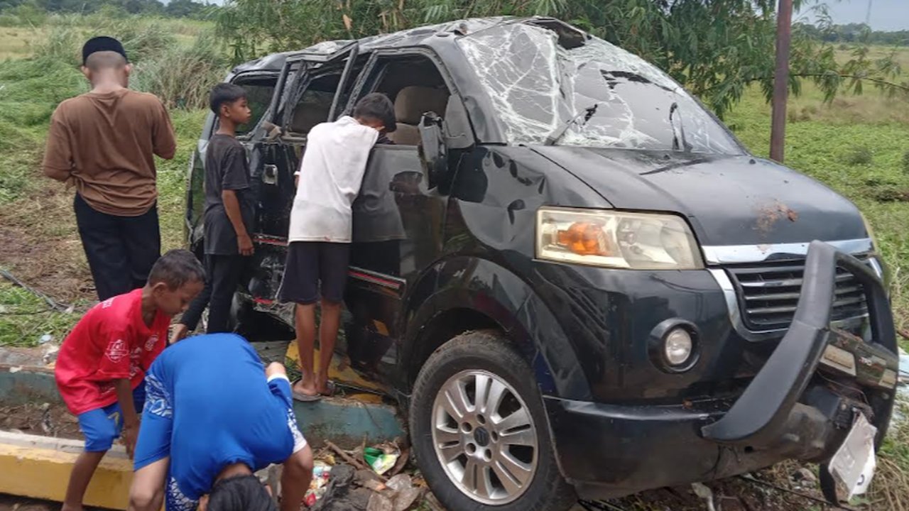 Dasyatnya Puting Beliung di Bekasi, Mobil Berpenumpang lagi Jalan Terseret 30 Meter lalu Terguling ke Sawah