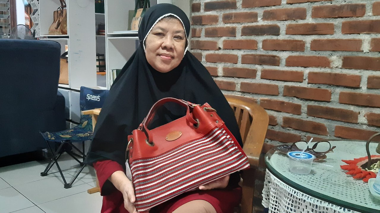 Potret Astuti, pemilik bisnis tas rajut Asbag Indonesia.