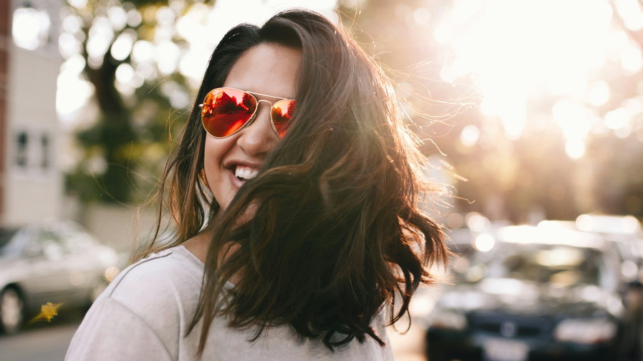 Rambut hitam berkilau bebas uban (pexels/chuchuphinh, unsplash/Matthew Hamilton)