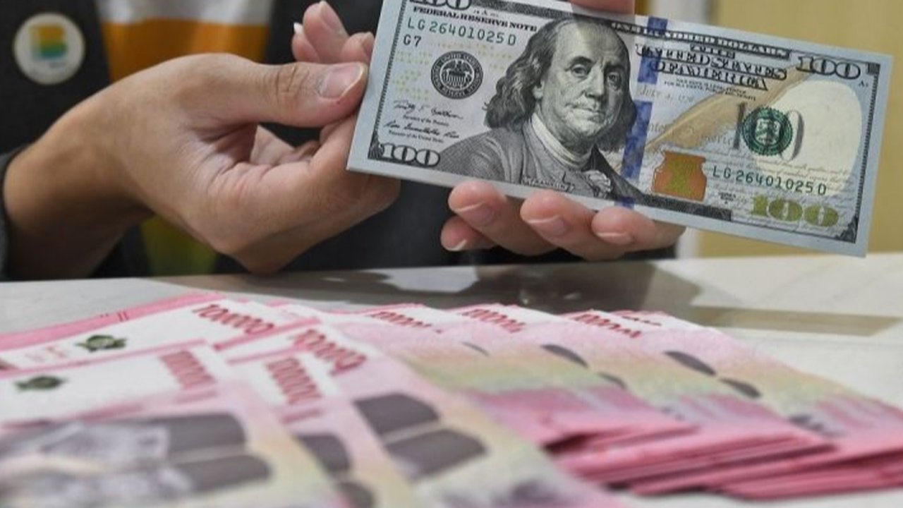 Dipicu Ambruknya IHSG, Rupiah Ditutup Anjlok ke Level Rp16.428 per USD