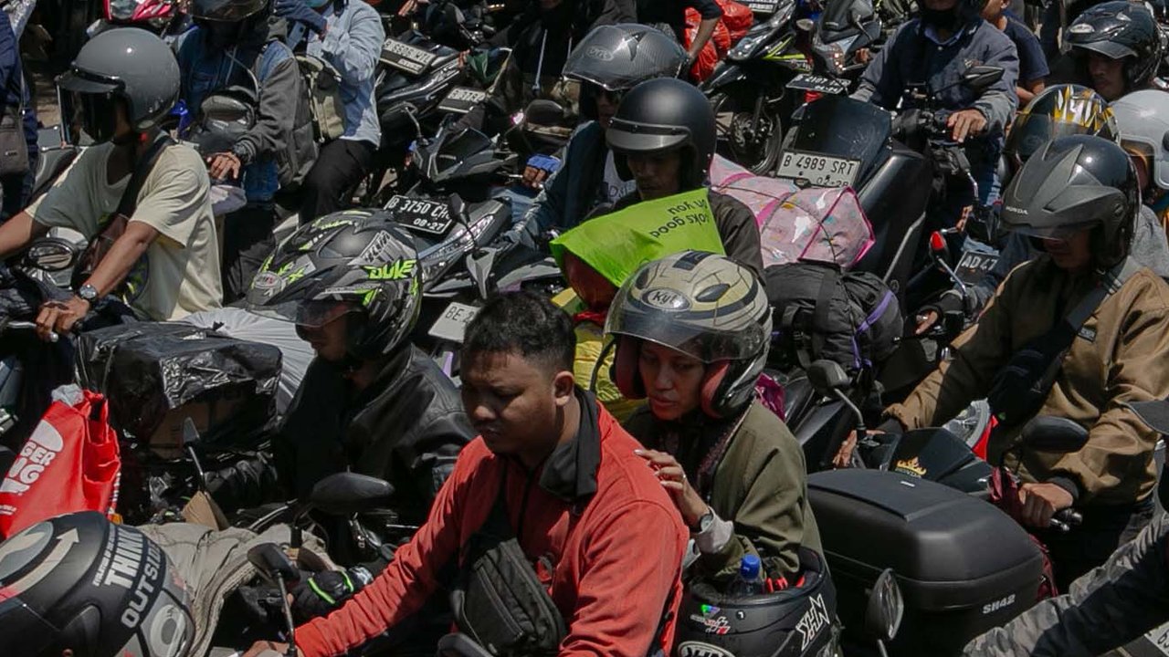 Panas matahari yang menyengat membuat pemudik memilih meninggalkan motor untuk berteduh. (Liputan6.com/Angga Yuniar)
