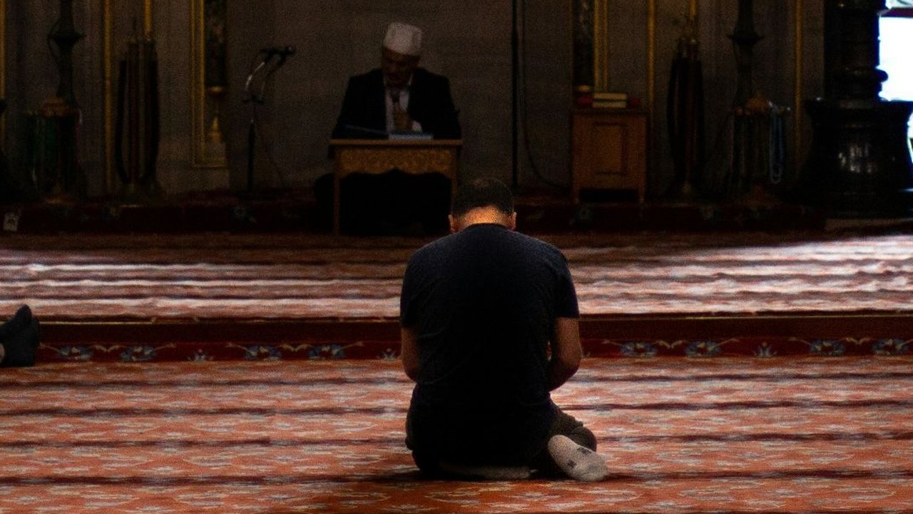 10 Ciri-Ciri Orang yang Mendapatkan Malam Lailatul Qadar