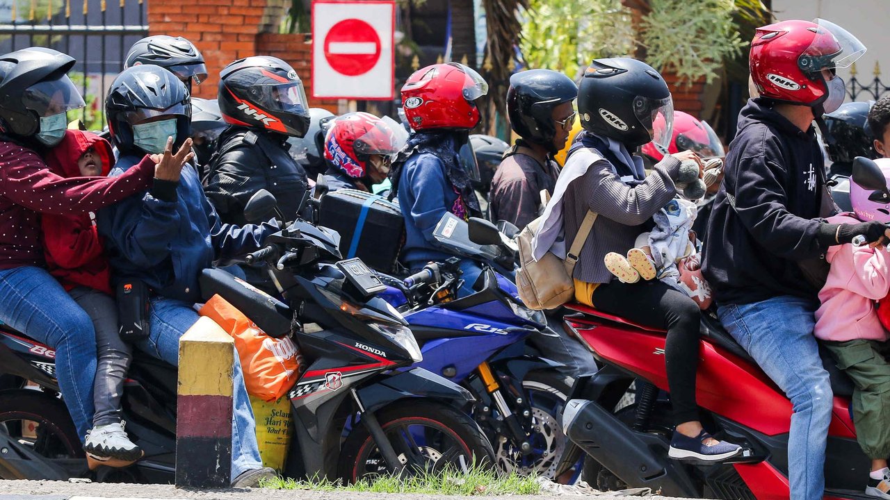 Sayangnya, jika tidak berhati-hati, pemudik yang menggunakan sepeda motor rawan kelelahan yang berujung pada kecelakaan. (Liputan6.com/Herman Zakharia)