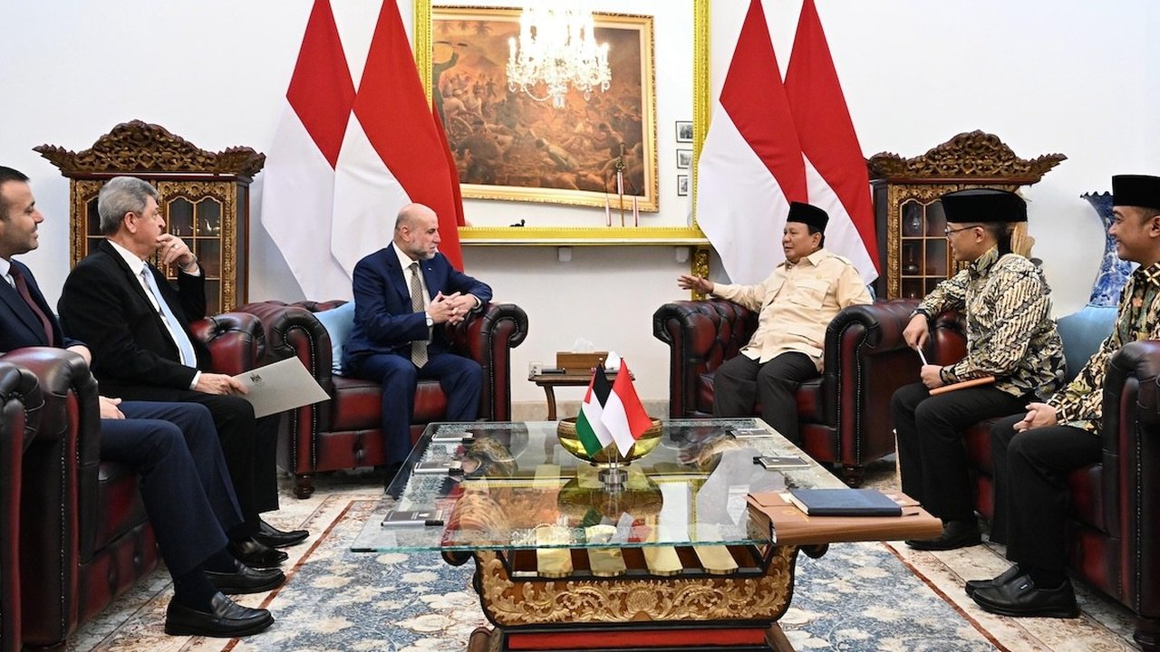 Presiden Prabowo Subianto menerima Utusan Khusus Presiden Palestina Mahmoud Al-Habbash di Istana Merdeka