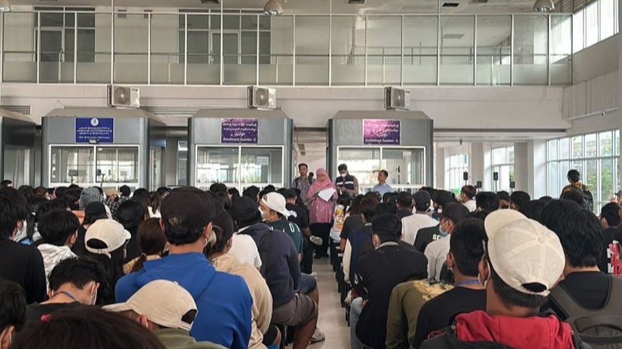 Kemlu berhasil memulangkan 169 WNI korban penipuan online dari Myawaddy, Myanmar, sehingga total WNI yang dipulangkan dalam dua hari mencapai 569 orang.