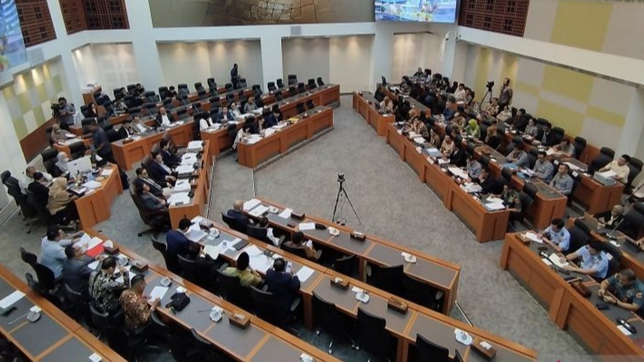 Fraksi PDIP DPR RI menyetujui RUU TNI untuk dibahas di rapat paripurna, bertujuan memperkuat kedudukan TNI dan meningkatkan kepercayaan publik.