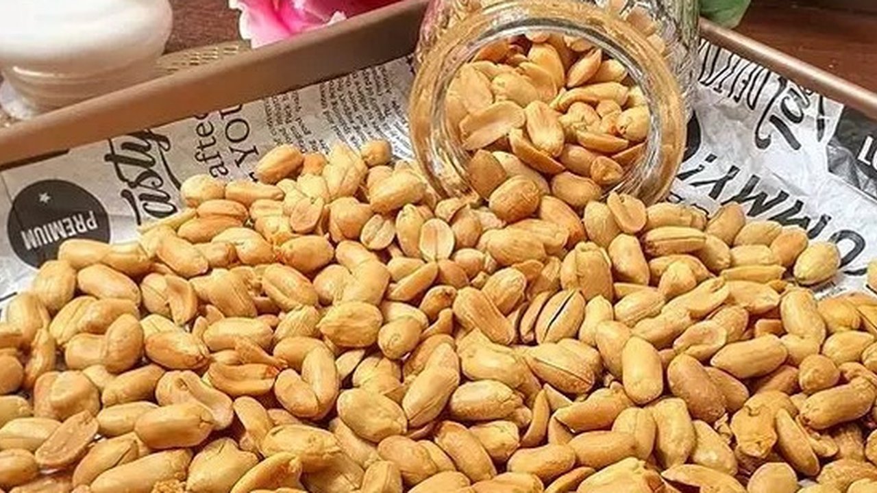Satu nampan kacang bawang renyah yang siap dimasukkan dalam toples. (Liputan6.com/IG/lilykitc88)