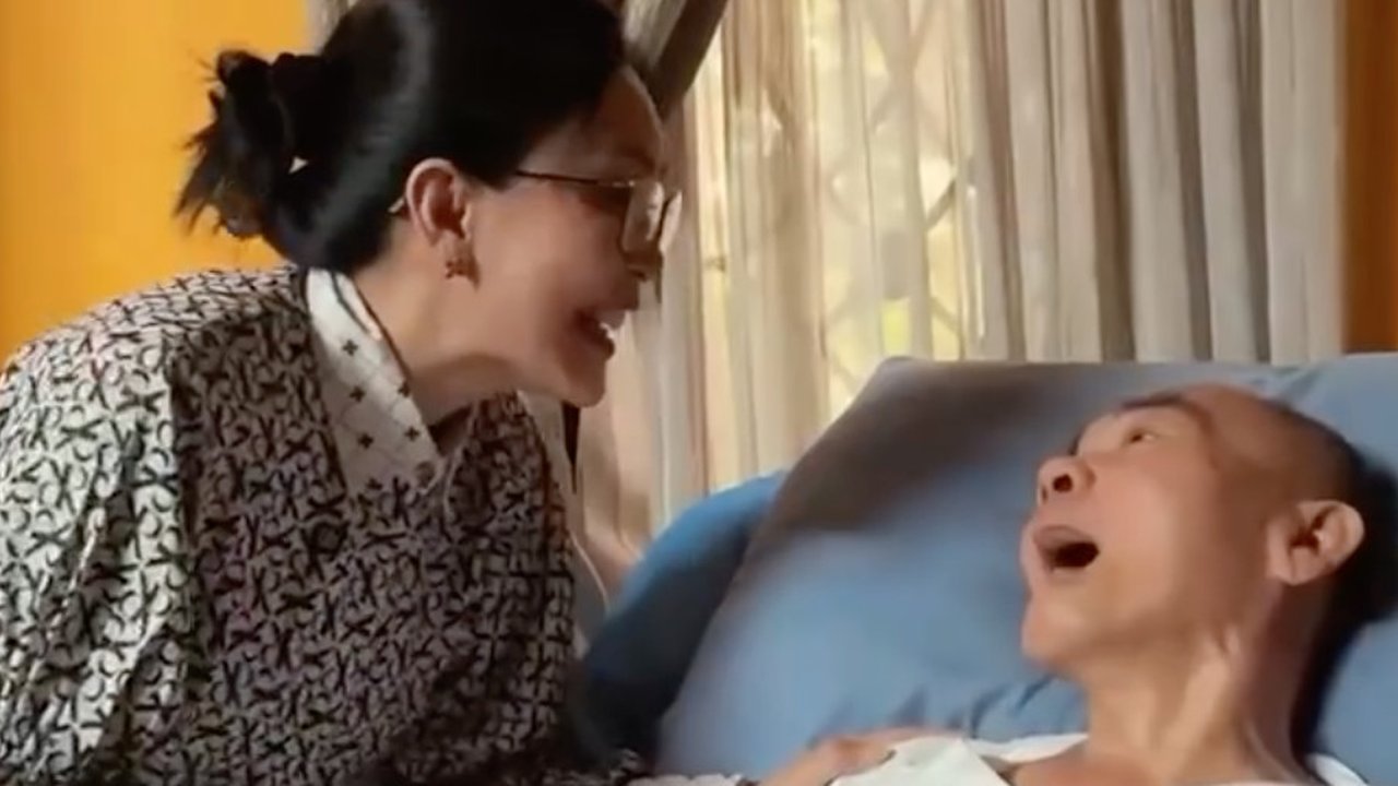 Rieke Diah Pitaloka syok mendengar kabar Mat Solar meninggal dunia dalam usia 62 tahun. Ia terkenang momen syuting Bajaj Bajuri lima tahun lamanya. (Foto: Dok. YouTube MOP)