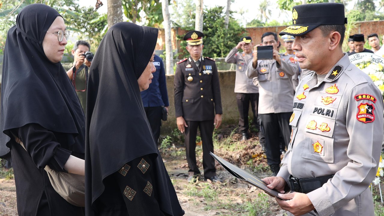 Jenderal Bintang Satu Antar Langsung Surat Kenaikan Pangkat Anumerta 3 Polisi Gugur saat Bubarkan Sabung Ayam di Lampung