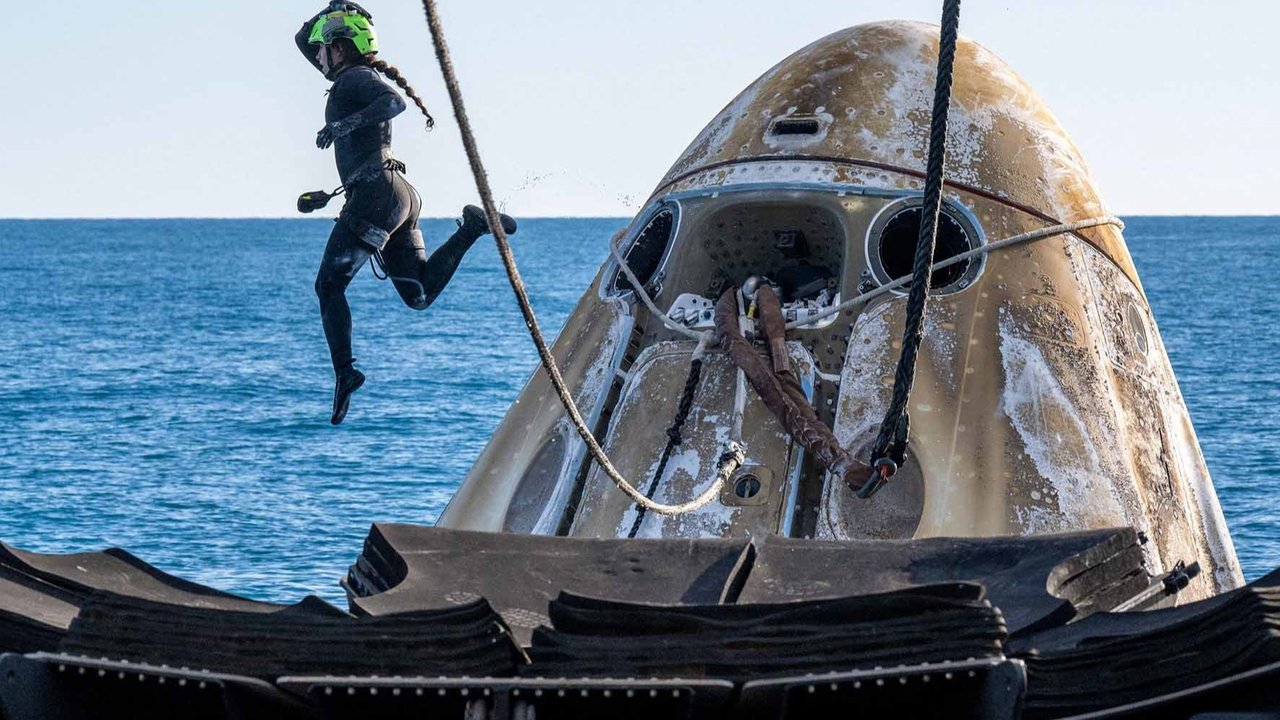 Kapsul Crew Dragon yang membawa Butch Wilmore dan Suni Williams serta dua astronot lainnya mendarat, di lepas pantai Florida, AS, Selasa, (18/03/2025).