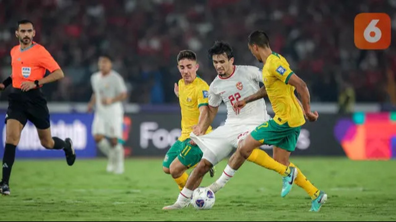 Pemain Timnas Indonesia, Nathan Tjoe-A-On pada pertandingan melawan Australia pada laga kedua Grup C Kualifikasi Piala Dunia 2026 Zona Asia di Stadion Utama Gelora Bung Karno (SUGBK), Jakarta