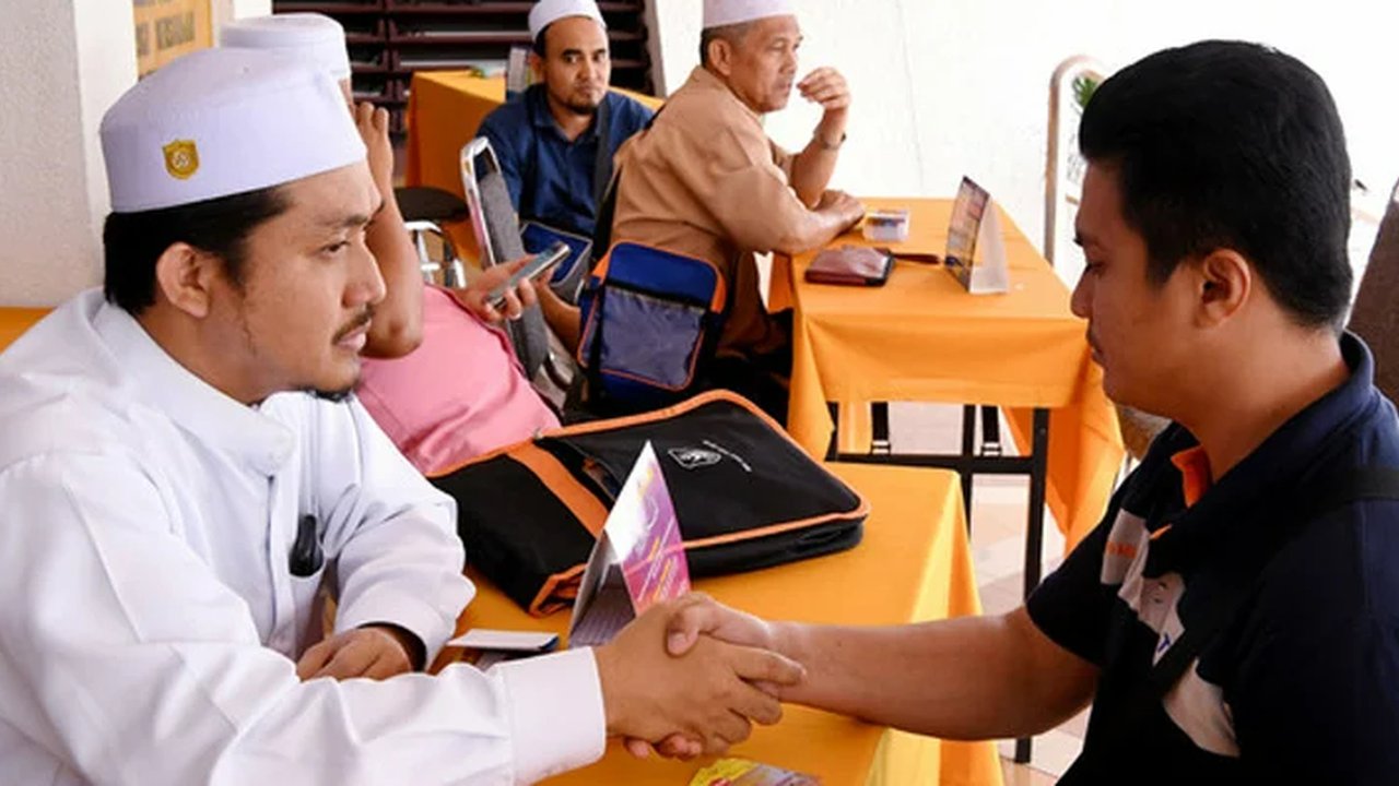 Ilustrasi Seseorang yang Sedang Melakukan Prosesi Pembayaran Zakat Fitrah