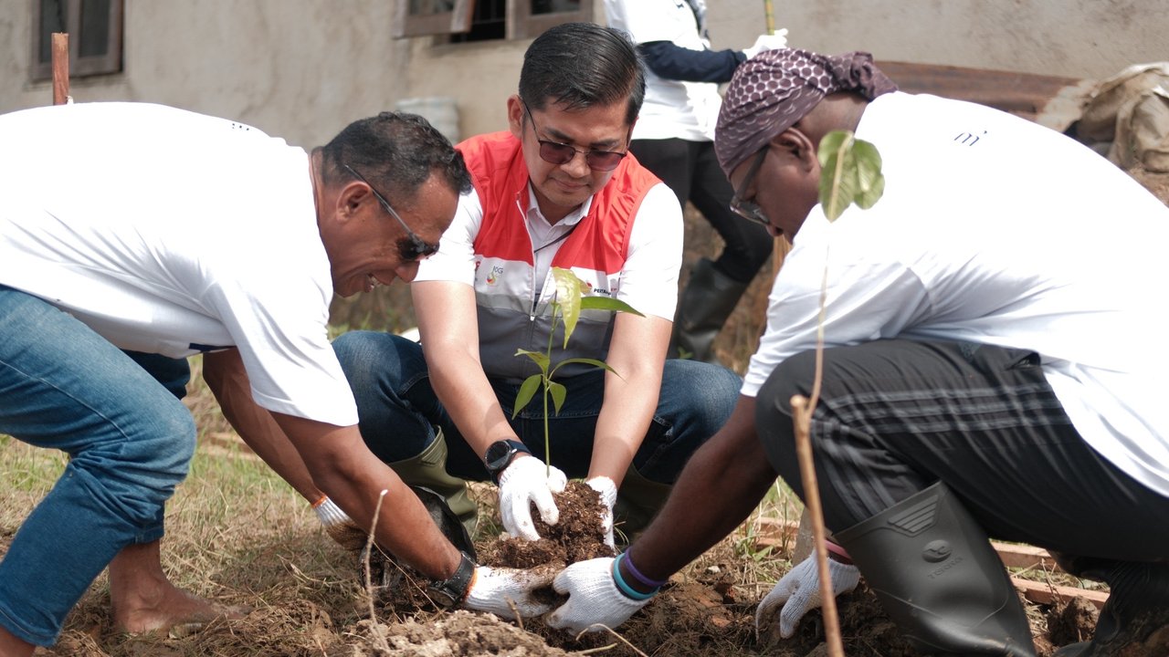Sobat Aksi Ramadan 2025: Relawan Pertamina Group Ikut Bersihkan Masjid di Kabupaten Sorong