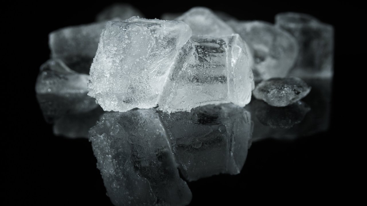 Rasa dingin pada es batu dapat menyamarkan dark circle jika dilakukannya dengan rutin. (Foto: Freepik/Racool_Studio)