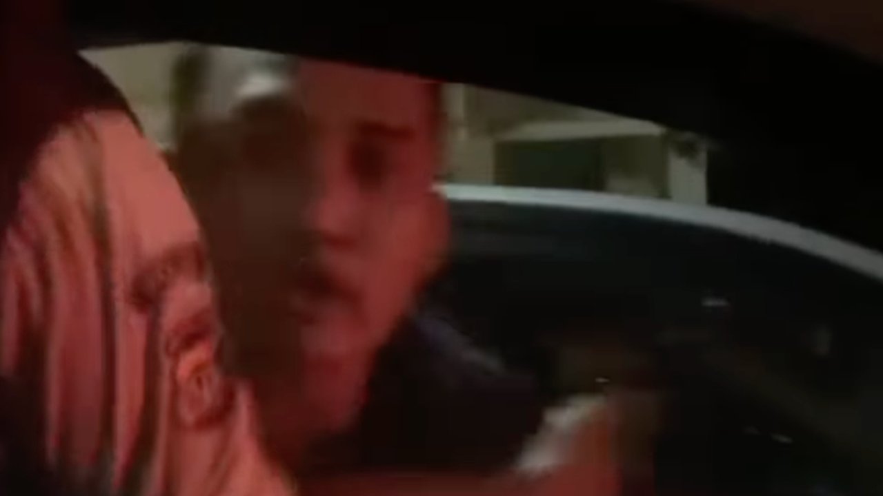 Viral mobil ribut di jalan sama pemotor