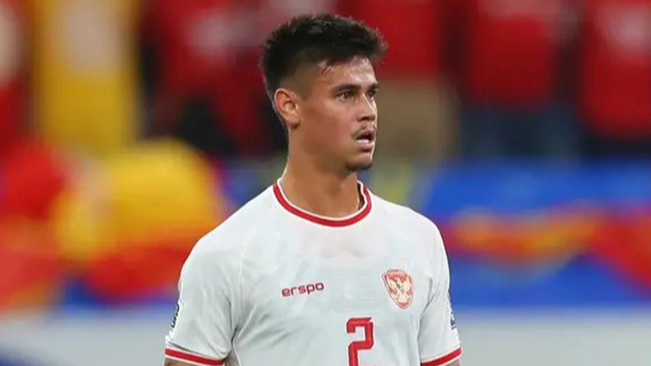 Gelandang Timnas Indonesia, Marselino Ferdinan, dipeluk rekan-rekannya setelah mencetak gol ke Gawang Arab Saudi pada matchday 6 Kualifikasi Piala Dunia 2026 Zona Asia di Stadion Utama Gel