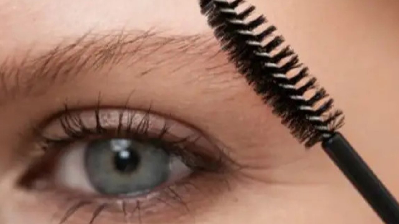 Ilustrasi trik menebalkan bulu mata. (via: hayatburada.com)