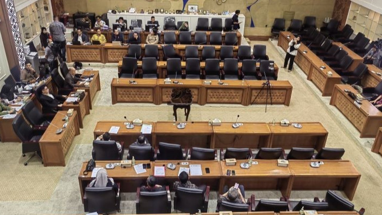 Badan Legislasi DPR RI menyetujui 10 Rancangan Undang-Undang (RUU) tentang pembentukan kabupaten/kota di tiga provinsi, menandai kemajuan signifikan dalam proses legislasi daerah.