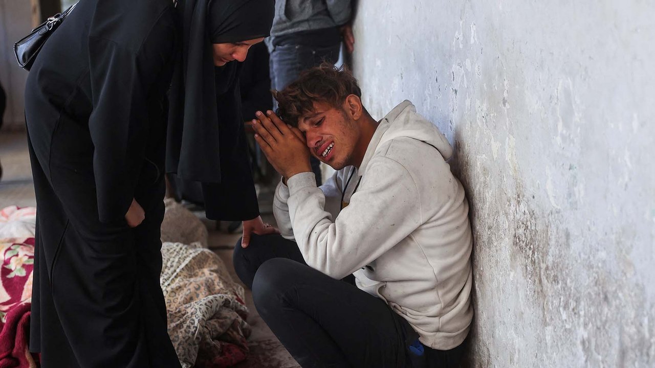 Warga membawa jenazah seorang anak Palestina yang tewas dalam serangan Israel, menurut petugas medis, di sebuah rumah sakit di Kota Gaza,  Selasa (18/03/2025).