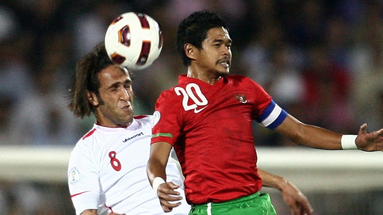 Striker Timnas Indonesia, Bambang Pamungkas melakukan duel udara dengan penyerang Timnas Iran, Ali Karimi dalam laga Kualifikasi Piala Dunia 2014 zona Asia di Stadion Azadi, Teheran pada 2 September 2011. (AFP/Javid Nikpour)