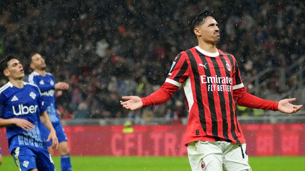 Pemain AC Milan, Tijjani Reijnders, melakukan selebrasi setelah mencetak gol ke gawang Como pada laga Liga Italia di Stadion San Siro, Minggu (16/3/2025). (AP Photo/Antonio Calanni)