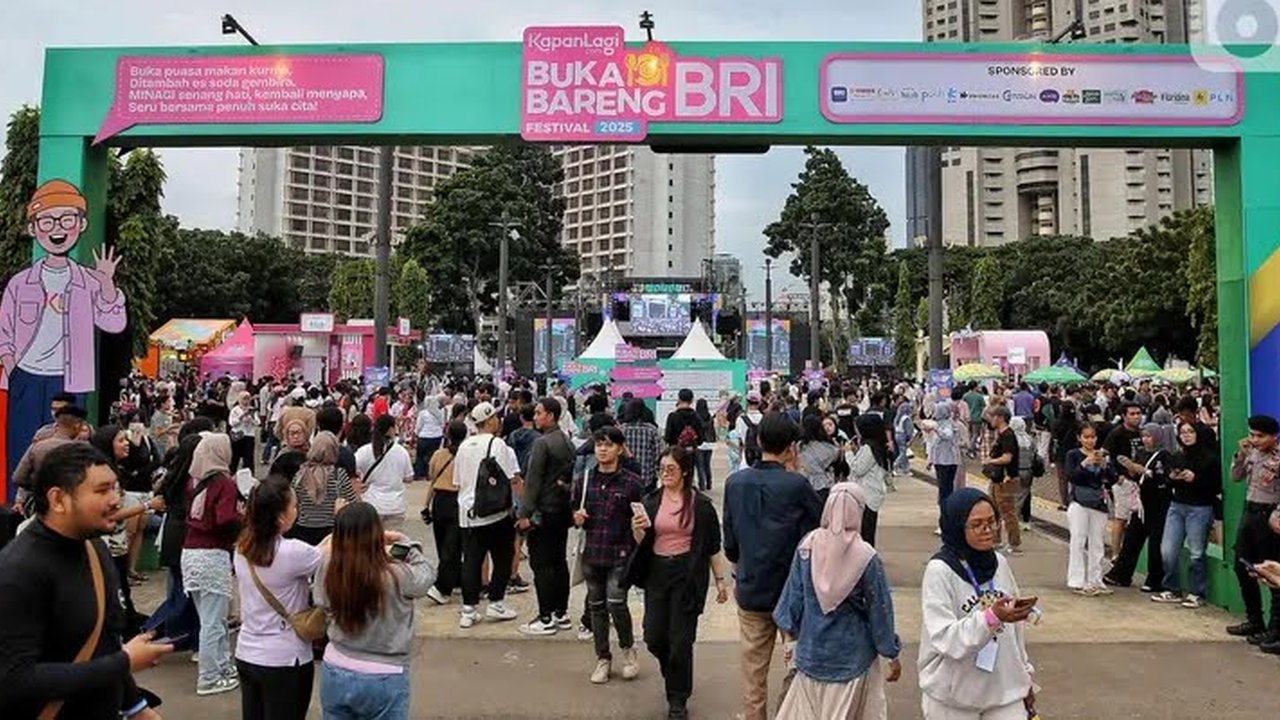 Suasana pengunjung memadati pintu masuk KLBB BRI Festival 2025.