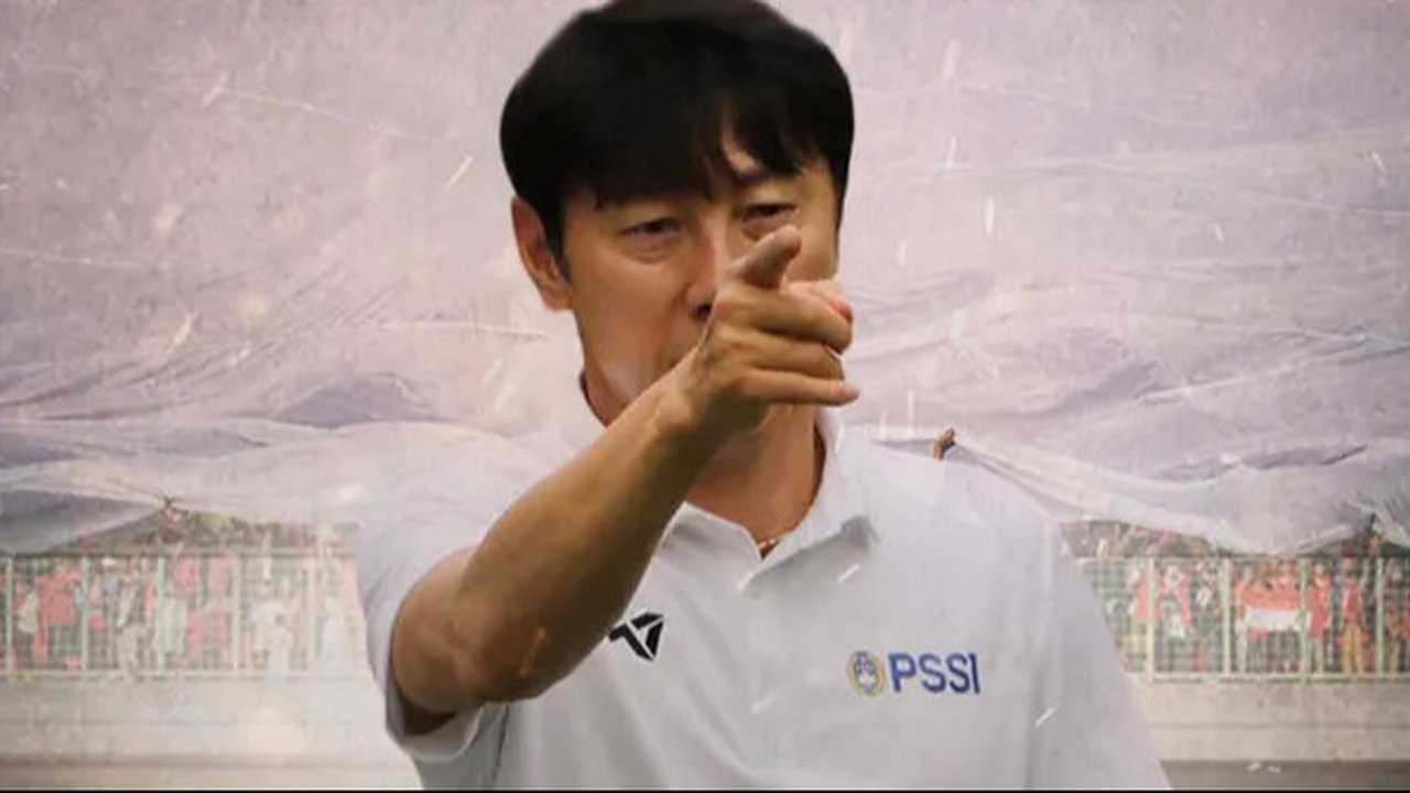 Timnas Indonesia - Shin Tae-yong, Suporter Timnas, Bendera Indonesia (Bola.com/Adreanus Titus)