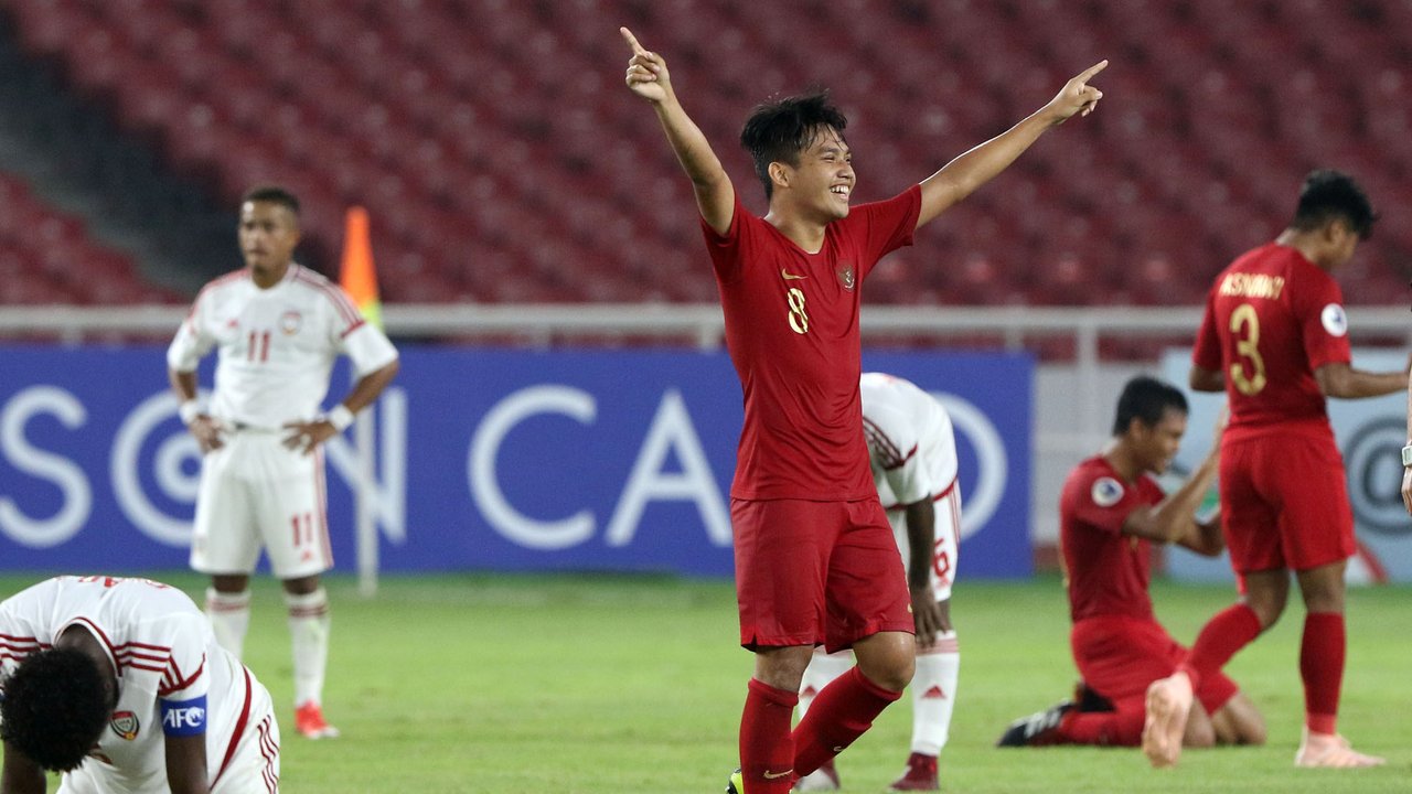 Pemain Timnas Indonesia U-19, Witan Sulaeman merayakan kemenangan atas Uni Emirat Arab U-19 pada penyisihan Grup A Piala AFC U-19 2018 di Stadion GBK, Jakarta, Rabu (24/10). Persija Jakarta merupakan klub ketiga Witan Sulaeman di Indonesia.  (Liputan6.com/Helmi Fithriansyah)
