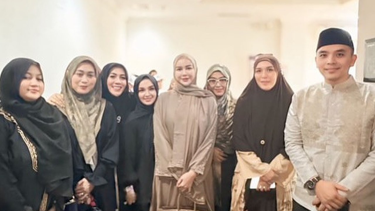 4 Potret Aura Kasih Tampil Berhijab saat Hadiri Acara Kajian, Dipuji Cantik dan Didoakan Istiqomah