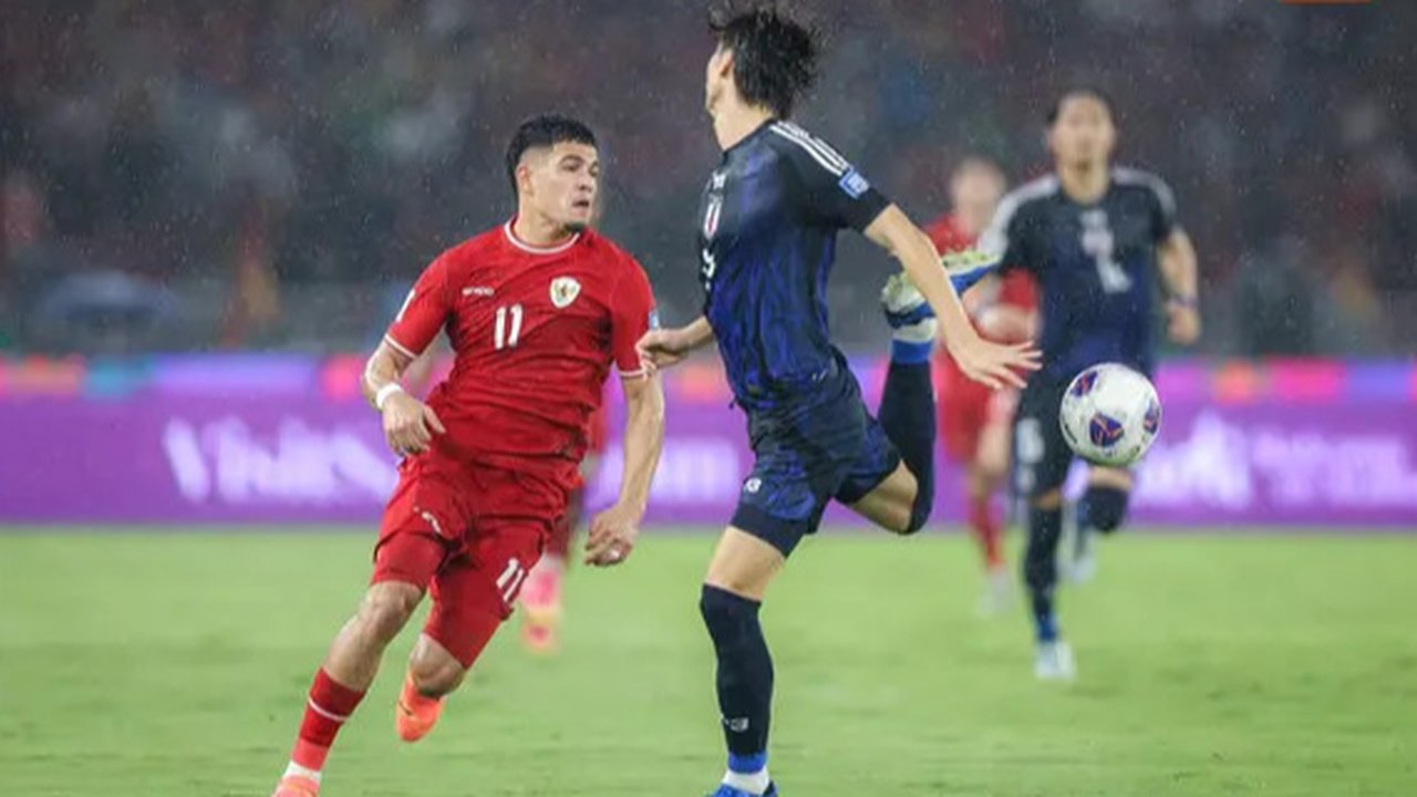 Pemain Timnas Indonesia, Rizky Ridho, berebut bola dengan pemain Jepang,Junya Ito pada Kualifikasi Piala Dunia 2026 Zona Asia di Stadion Gelora Bung Karno, Senayan, Jakarta, Jumat (15/11/20
